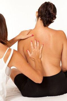 Massage the pain under the left shoulder blade