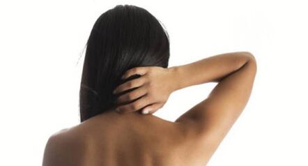 This girl exposed her neck from the sorone on her back